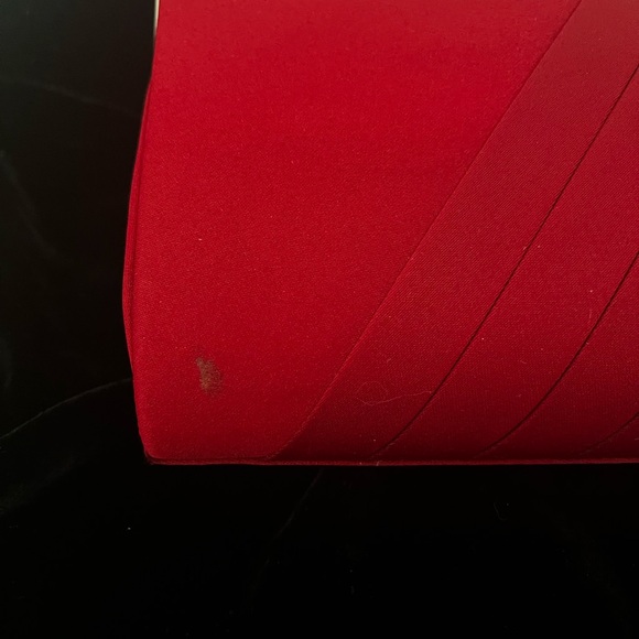 Red satin evening bag with detachable shoulder straps - Picture 7 of 8